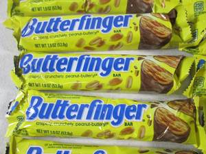 lot 184 image: (C-3) 20 Butterfinger Candy Bars Pa...