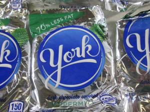 lot 187 image: (C-3) 20 York Peppermint Patties Pa...