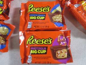 lot 191 image: (C-3) 22 Reeses Big Cups Pretzel an...
