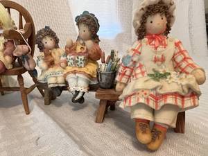 Down Petticoat Lane - 16 Figurines & Pin