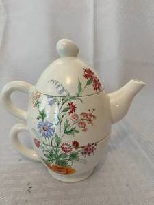 Lot of 2 Tea Pots