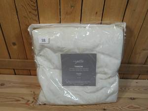 lot 38 image: Cozelle 50 x 60 Micromink Embossed Decorative Throw - Ivory