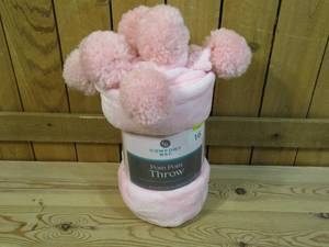 lot 16 image: Comfort Bay - Pom Pom Throw - Pink