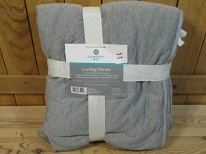 lot 11 image: Comfort Bay - Cooling Throw