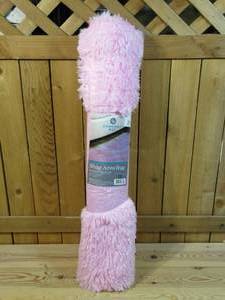 lot 21 image: Comfort Bay - Shag Area Rug (indoor) 29 in x 44 in - Pink