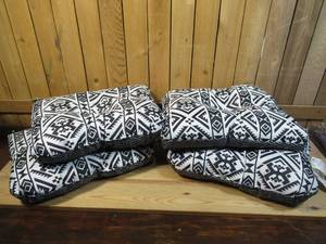 lot 8 image: True Living Outdoors Set of 4 Outdoor Chair Pads