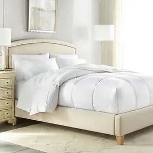 lot 1 image: Downlite Hotel & Resort European Down Comforter