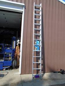 Werner 28 250lb aluminum extension ladder. Looks unused but is missing the rope. As shown. THIS ITEM HAS A RESERVE.