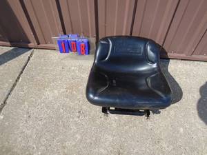 Craftsman tractor seat. No rips or tears. With mount. As shown.