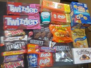 lot 169 image: Tiger Paws Jumbo Snaz, Gum and Cand...