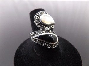 .925 Sterling Silver Art Nouveau Onyx and Mother of Pearl Ring Size 7