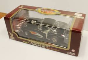 lot 22 image: 118 Scale Diecast Metal With Plastic Parts Replica Of 1957 Chevrolet Corvette