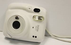 lot 23 image: FujiFilm Instax Mini 11 Instant Camera Ice White