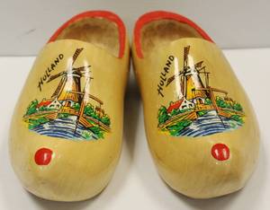 lot 72 image: Wooden Dutch Clogs Hand Carved Made In Holland Hand Painted