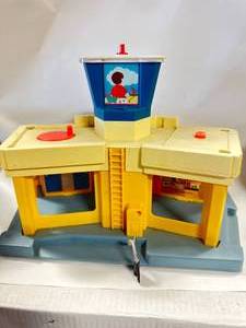 Fisher Price 933 Jetport Garage