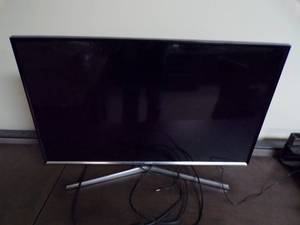 lot 246 image: Samsung 32 1080p LED Smart TV - Black