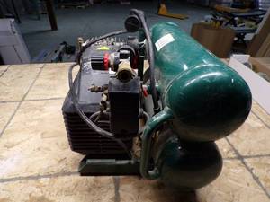 lot 14 image: Rolair Bull Air Compressor