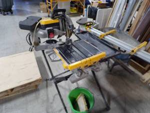 lot 17 image: DeWalt D24001 10in. Wet Tile Saw with Stand
