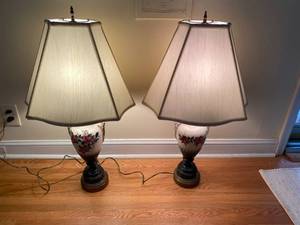 lot 6 image: Vintage Pair of Table Lamps