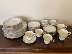 lot 16 image: Minton Fine China Set - Bellemeade Pattern