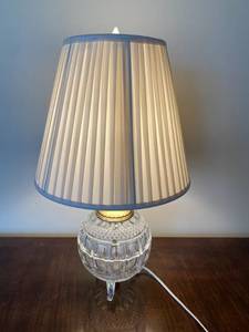 lot 29 image: Vintage Glass Table Lamp