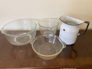 lot 40 image: Vintage Aluminum Pitcher, Mixing Bowls, and Baking Dish