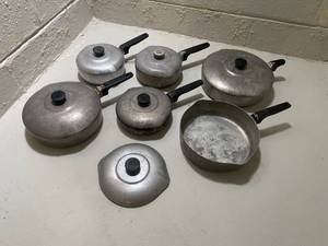 lot 47 image: Vintage Wagnerware Sidney Pots