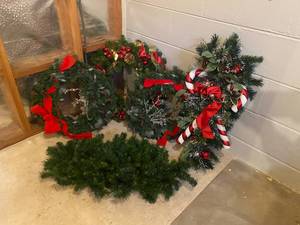 lot 80 image: Christmas Wreaths and Decor