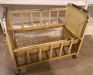 lot 81 image: Antique Doll E Crib