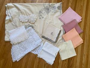 lot 84 image: Oval Tablecloth, Napkins, Runner, and More