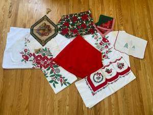 lot 86 image: ChristmasHoliday Linens