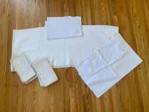 lot 87 image: White Tablecloth, Napkins, Runner