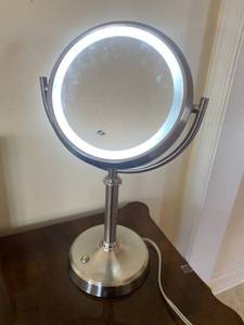 lot 90 image: Vanity Mirror, Lighted
