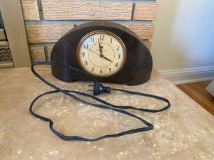 lot 128 image: Vintage General Electric Clock