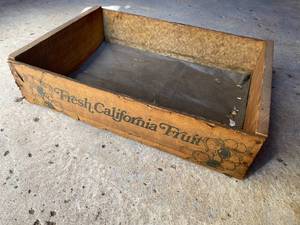 lot 175 image: Vintage Fresh California Fruit Crate