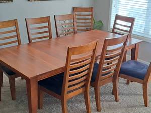 lot 508 image: Cherry Wood Dining Table Set - Table with Two Leaves and Eight Padded Chairs