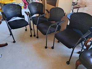 lot 515 image: Lot of (4) Rolling Office Arm Chairs