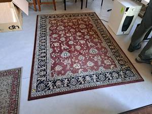 lot 530 image: Area Rug 63x91