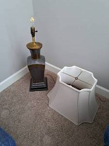 lot 537 image: 28 Table Lamp
