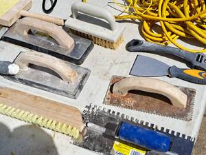 lot 582 image: Lot of (10) Masonry Tools - Trowels, Brushes, Putty Knife, Scraper
