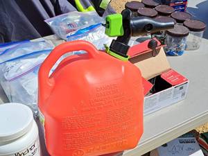 lot 600 image: Scepter 2-12 Gallon Plastic Gasoline Can
