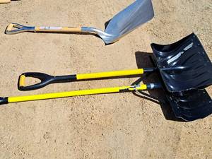 lot 618 image: Lot of (2) Snow Shovels
