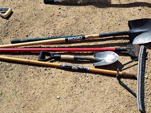 lot 621 image: Lot of (5) Yard Tools - Ridgid Spade, Small Spade, Squeegee, Scraper