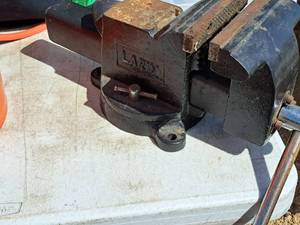 lot 625 image: Larin 6-grip Bench Vise