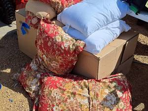 lot 632 image: Floral Comforter with (4) Pillows