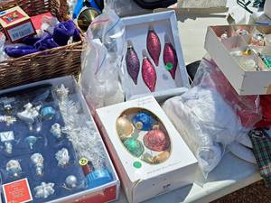lot 652 image: Lot of (6) Christmas Dcor - Ornaments, Figurines