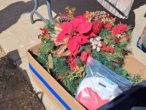 lot 654 image: Lot of (1 Box) Holiday Dcor