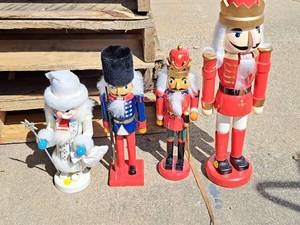 lot 655 image: Lot of (4) Holiday Nutcrackers
