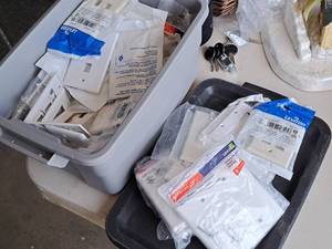 lot 755 image: Lot of (1 Tub) Wall Switch Plates