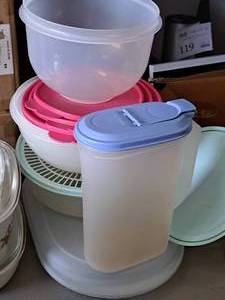 lot 730 image: Lot of (6) Tupperware Containers